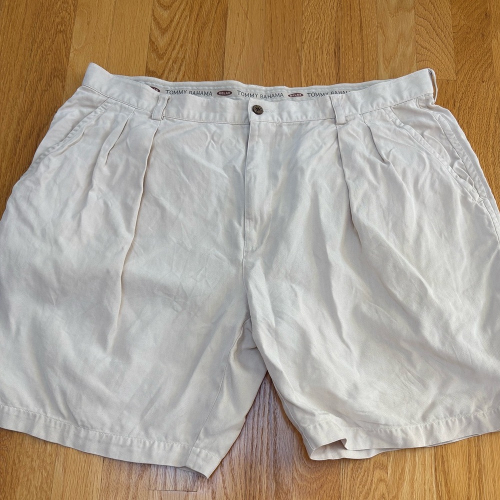 Tommy Bahama 100% silk Relax Chinos 8.5 inch Shorts Khaki size 42